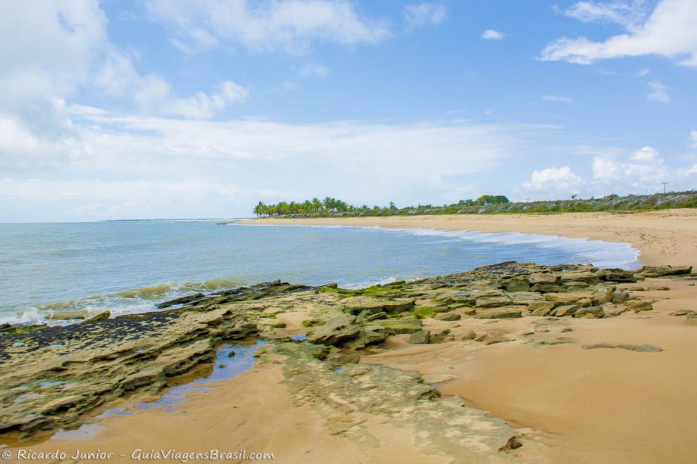 Imagem das pedras no canto da Praia de Corumbau.